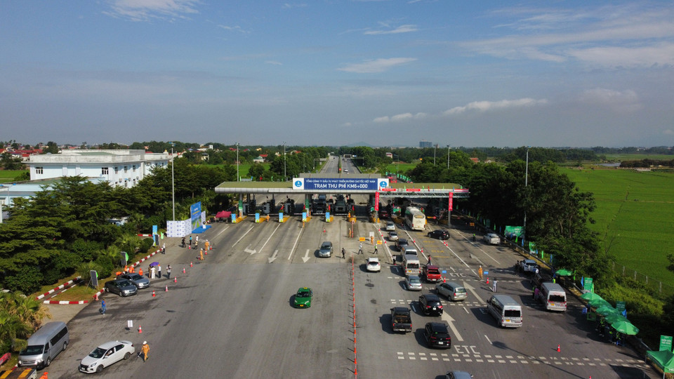 Ghi nhân tại trạm BOT Nội Bài-Lào Cai Km6 điểm đầu vào cao tốc, số lượng xe tại trạm thời điểm 8 giờ sáng không bị ùn ứ. (Ảnh: Minh Sơn/Vietnam+)