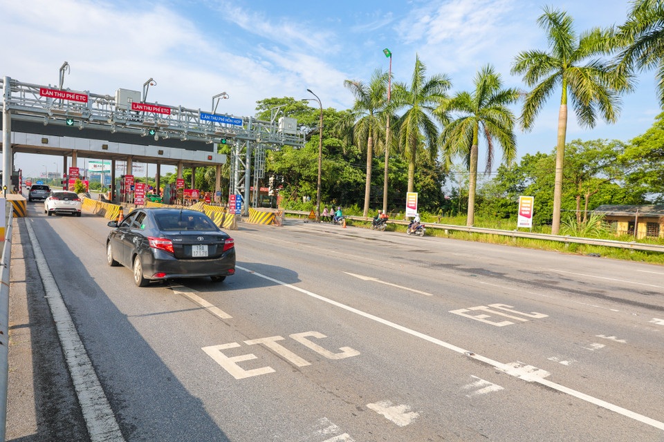 Tại trạm thu phí Bắc Thăng Long-Nội Bài, lượng phương tiện qua đây thông thoáng, không xảy ra tình trạng ùn ứ. (Ảnh: Minh Sơn/Vietnam+)