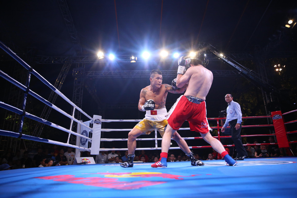 Trương Đình Hoàng so găng với tay đấm Lee Gyu Huyn ở hạng cân 76 kg tại sự kiện Victory 8 tối 19/10 để tranh đai WBA Đông Á. (Ảnh: BTC)