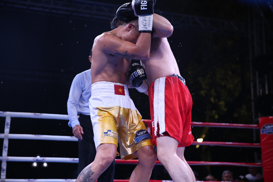 Có những thời điểm tưởng như tay đấm Việt Nam sẽ hạ 'knock-out' đối thủ. Tuy nhiên, sự chống sức chịu đòn tốt từ tay đấm trẻ Hàn Quốc khiến Trương Đình Hoàng thắng chung cuộc sau 10 hiệp thi đấu. (Ảnh: BTC)