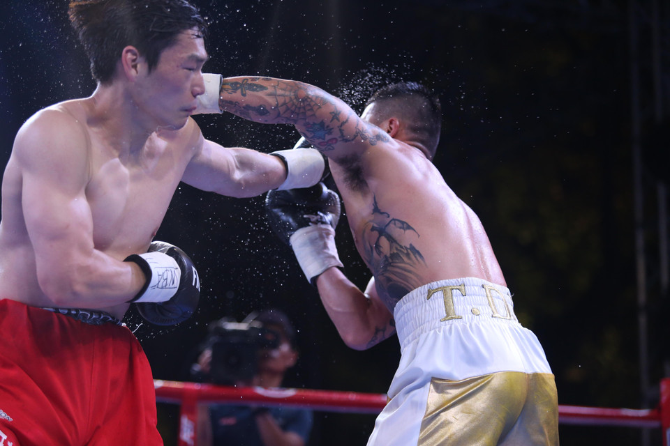 Trương Đình Hoàng (quần vàng) từng 11 lần vô địch giải Boxing toàn quốc và giành Huy chương vàng SEA Games 28 nên có kinh nghiệm dày dặn hơn đối thủ để hoàn toàn áp đảo bằng các cú đấm móc nhanh sở trường. (Ảnh: BTC)