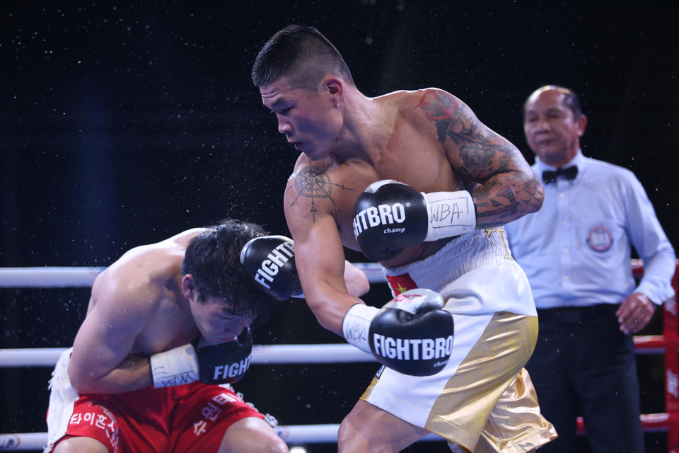 'Nam vương Boxing Việt Nam' không gặp nhiều khó khăn và sớm nắm ưu thế sau khi thượng đài trước tay đấm trẻ người Hàn Quốc. (Ảnh: BTC)