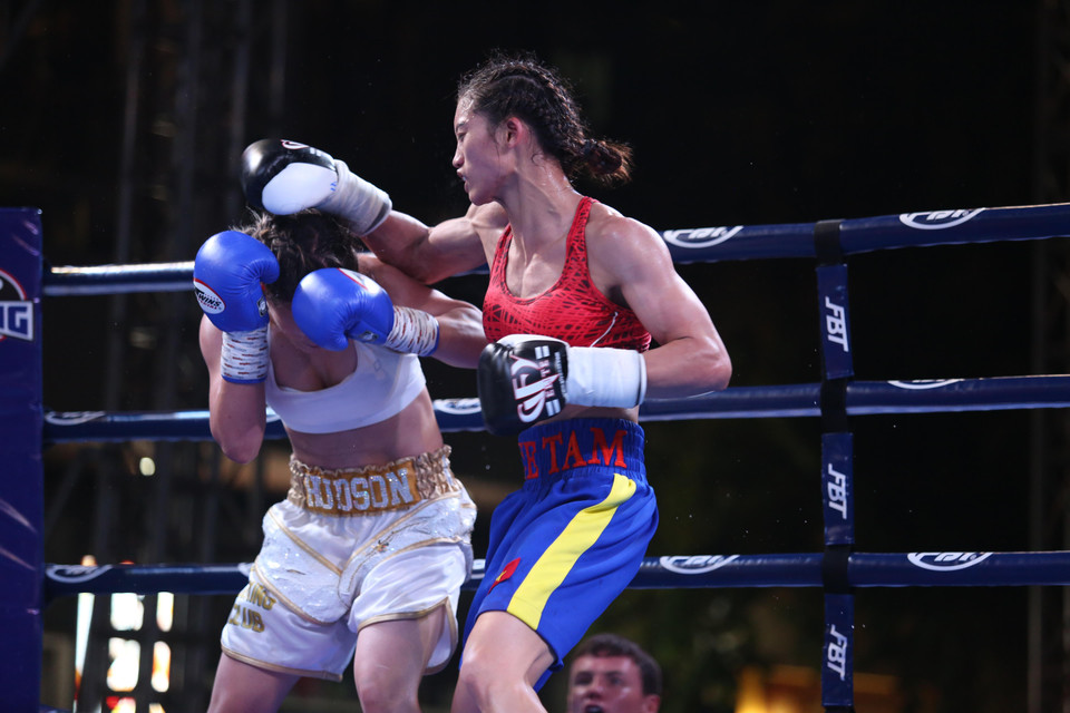 Tại Victory 8, bên cạnh Trương Đình Hoàng, tay đấm nữ Võ Thị Tâm - người vừa giành Huy chương Đồng giải trẻ thế giới - đã xuất sắc đánh bại đối thủ Jasmeen Hudson tới từ Australia. (Ảnh: BTC)