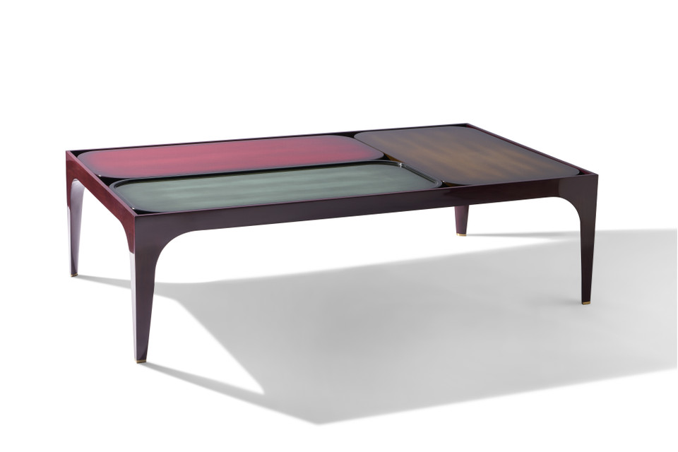 Bí quyết thủ công tinh xảo nhằm phát huy tối đa những đường nét thanh mảnh trong thiết kế, phối màu sơn mài ấn tượng đem lại sức sống mới cho nghệ thuật truyền thống trong cuộc sống hiện đại. (Ảnh: Vietnam+)