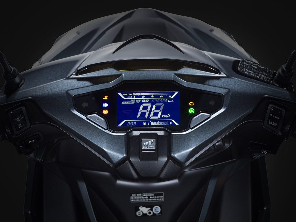 Tất cả các phiên bản Honda Air Balde 2020 đều chuyển sang dùng bảng đồng hồ điện tử hoàn toàn. Màn hình LCD đơn sắc có giao diện trực quan, hiện đại và hiển thị nhiều thông tin hơn đồng hồ cơ trên Air Blade đời trước. (Ảnh nguồn: Honda)
