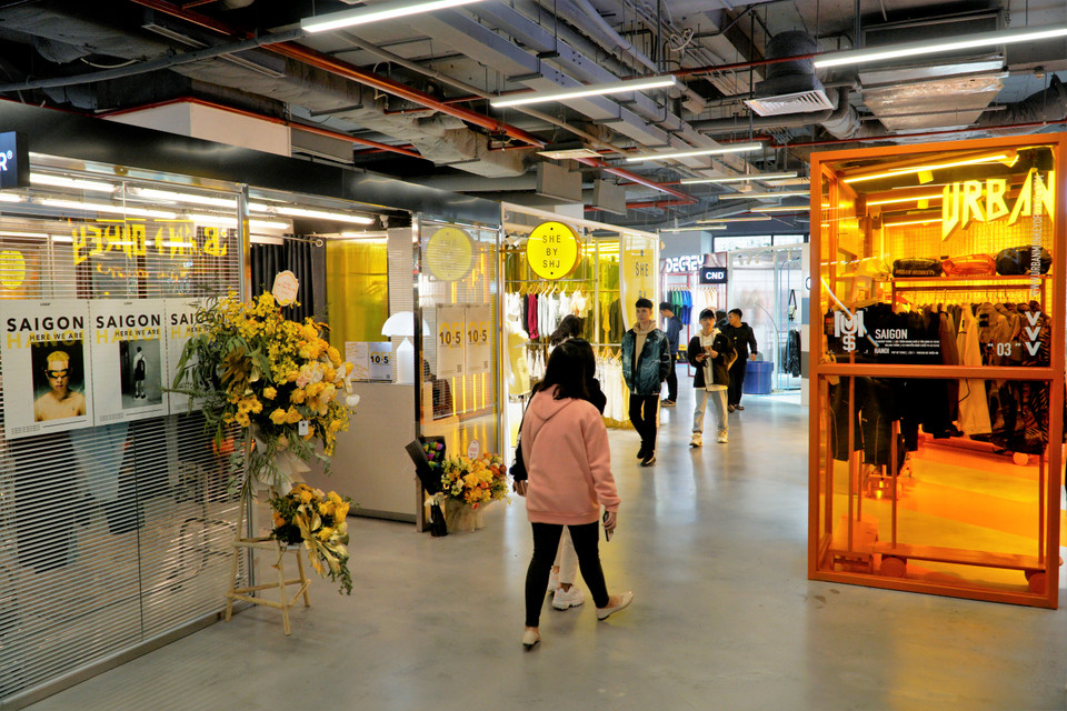 The New Playground là một khu mua sắm với concept dưới lòng đất, lần đầu tiên xuất hiện tại Việt Nam vào năm 2017 ở Thành phố Hồ Chí Minh. Nơi đây quy tụ rất nhiều cái tên về thời trang được giới trẻ yêu thích như Saigon Swagger, ClownZ Streetwear, Bo Bụi Store, SWE, Errorist, The White Egg, LemonChic, She by Shj, Soda Pop, Rubies,... (Ảnh: Minh Hiếu/Vietnam+)