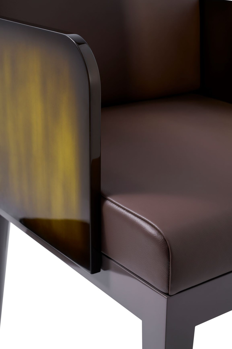 Kỹ thuật làm mộc vô cùng tỉ mỉ để tạo nên những cấu trúc chắc khỏe, những đường cong uốn lượn, những khớp nối chính xác, hay những vân gỗ đồng điệu với màu của sơn mài. (Ảnh: Vietnam+)