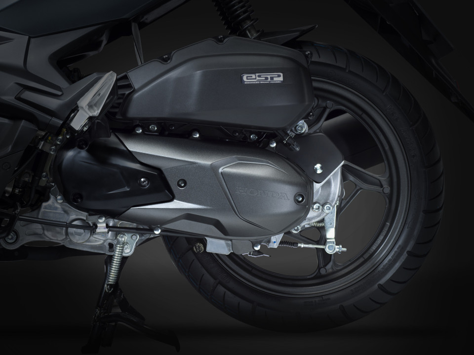 Honda Air Blade 2020 có thêm tuỳ chọn động cơ 150cc bên cạnh phiên bản 125cc như đời cũ. Động cơ eSP này có dung tích 149,3cc, sản sinh công suất 12,9 mã lực tại 8.500 vòng/phút và mô-men xoắn 13,3 Nm tại 5.000 vòng/phút. (Ảnh nguồn: Honda)