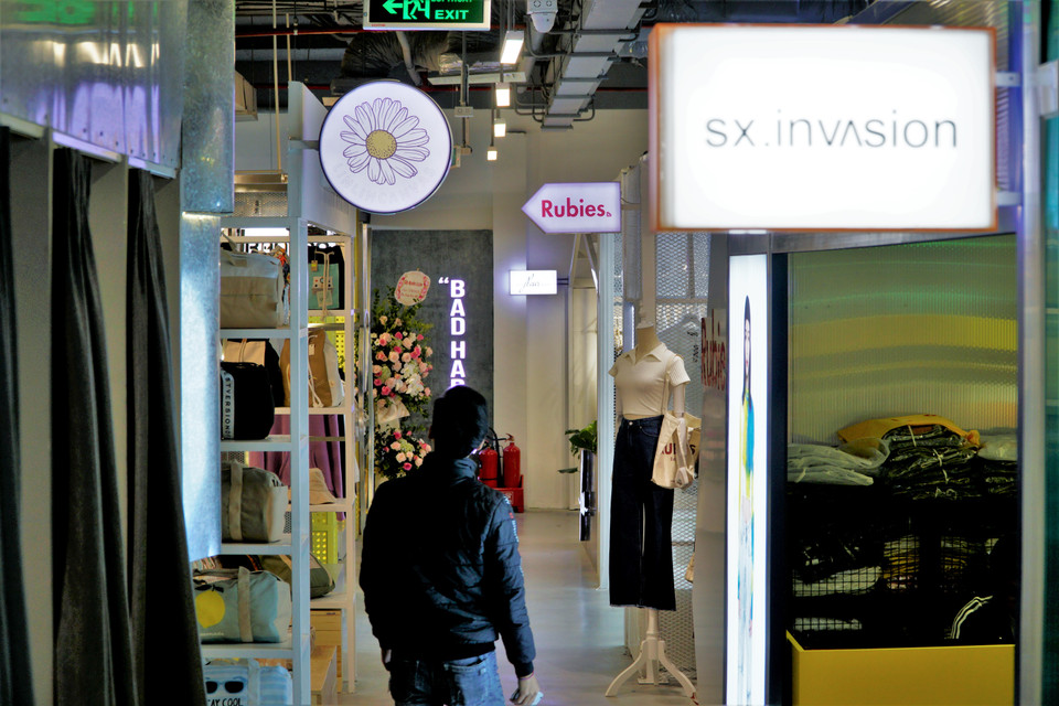 Với giới trẻ Hà Nội, hình thức tổ hợp mua sắm kiểu này không phải quá mới mẻ, tuy nhiên điểm khác biệt nằm ở sự đổ bộ của rất nhiều cái tên thời trang với phong cách ấn tượng đã rất được yêu thích ở Sài Gòn. (Ảnh: Minh Hiếu/Vietnam+)