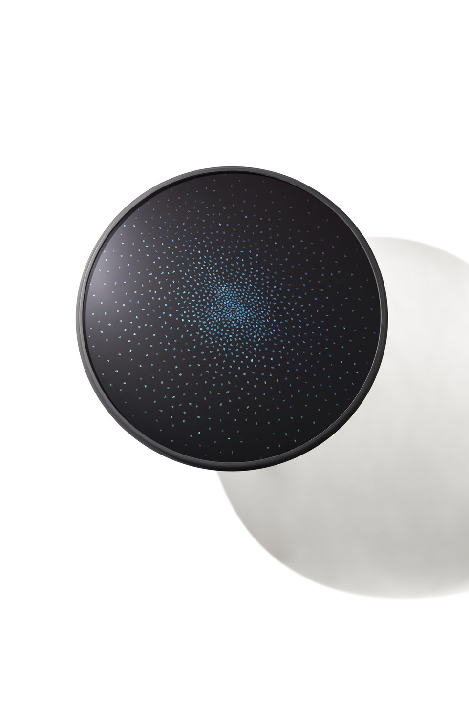 Hiệu ứng cẩn ốc nhuộm màu lan tỏa mang vẻ đẹp bí ẩn của những dải ngân hà khiến chiếc bàn đẹp như một tác phẩm nghệ thuật, vừa sang trọng, vừa quyến rũ. (Ảnh: Vietnam+)