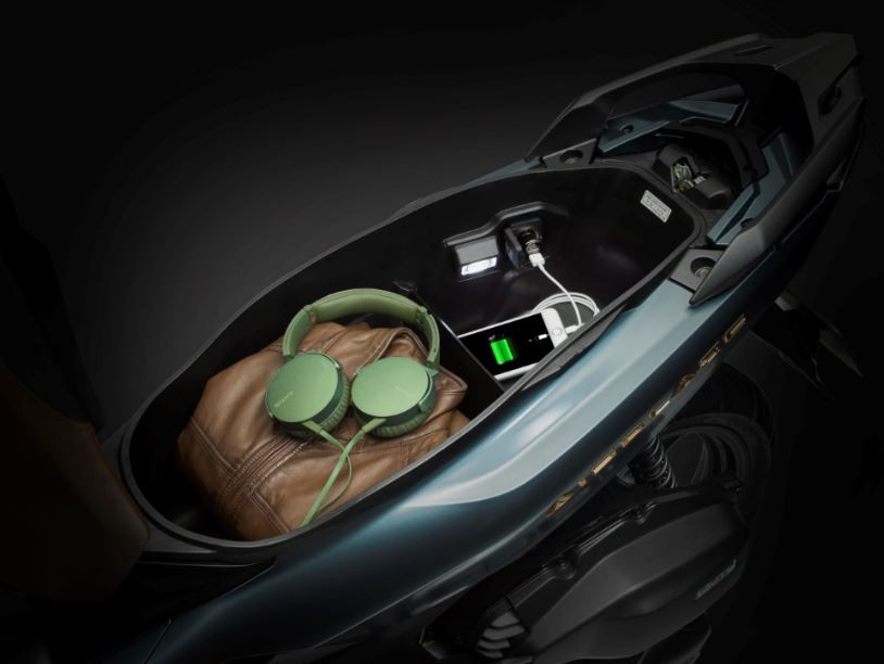 Dung tích cốp được mở rộng thành 22,7 lít, lớn hơn 0,9 lít so với đời trước. Ở phiên bản 150 cc, AirBlade 2020 bổ sung thêm cổng sạc 12W bên cạnh đèn soi cốp là trang bị tiêu chuẩn. Cổng sạc này có thể sử dụng cho sạc điện thoại, pin dự phòng hoặc các vật dụng nguồn điện nhỏ. (Ảnh nguồn: Honda)