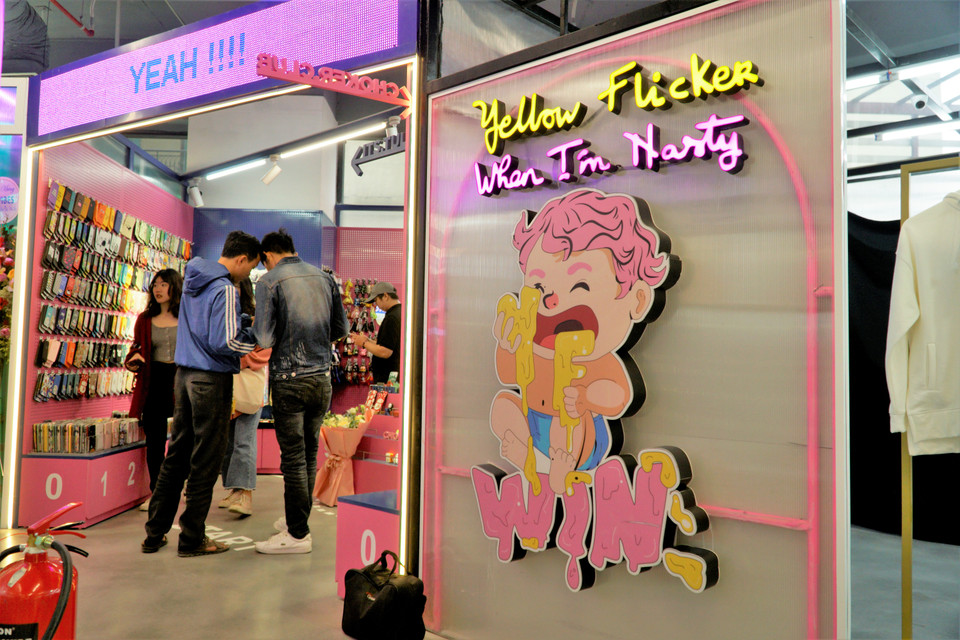 Các nhãn hàng thời trang và phụ kiện ở đây rất đa dạng. (Ảnh: Minh Hiếu/Vietnam+)