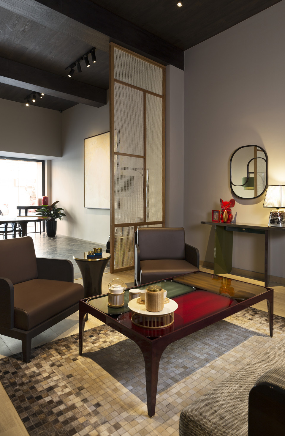 Đó là cảm giác về sự thanh lịch, tinh tế khi bước vào không gian phòng khách, gặp gỡ chiếc bàn trang trí Lanky mảnh mai tựa hình dáng chiếc quạt Á đông. (Ảnh: Vietnam+)