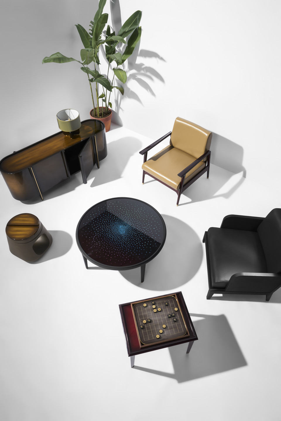 Tinh hoa của nghệ thuật sơn mài truyền thống của Việt Nam đã 'thổi hồn' vào những sản phẩm ứng dụng hiện đại, đem lại cho đồ nội thất một "vẻ đẹp lai" mới lạ, vừa thanh lịch, hoài cổ, vừa khỏe khoắn, hiện đại, rất phương Tây nhưng lại phảng phất đâu đó nét phương Đông huyền bí. (Ảnh: Vietnam+)