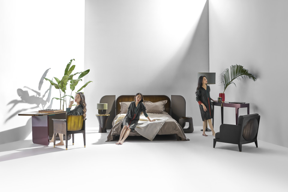 Nhà thiết kế tài hoa người Pháp Richard Le Sand vốn yêu thích nghệ thuật sơn mài của Việt Nam. Ông đã đưa những tinh hoa của nghệ thuật sơn mài truyền thống Việt Nam vào những thiết kế nội thất hiện đại mới nhất của mình. (Ảnh: Vietnam+)