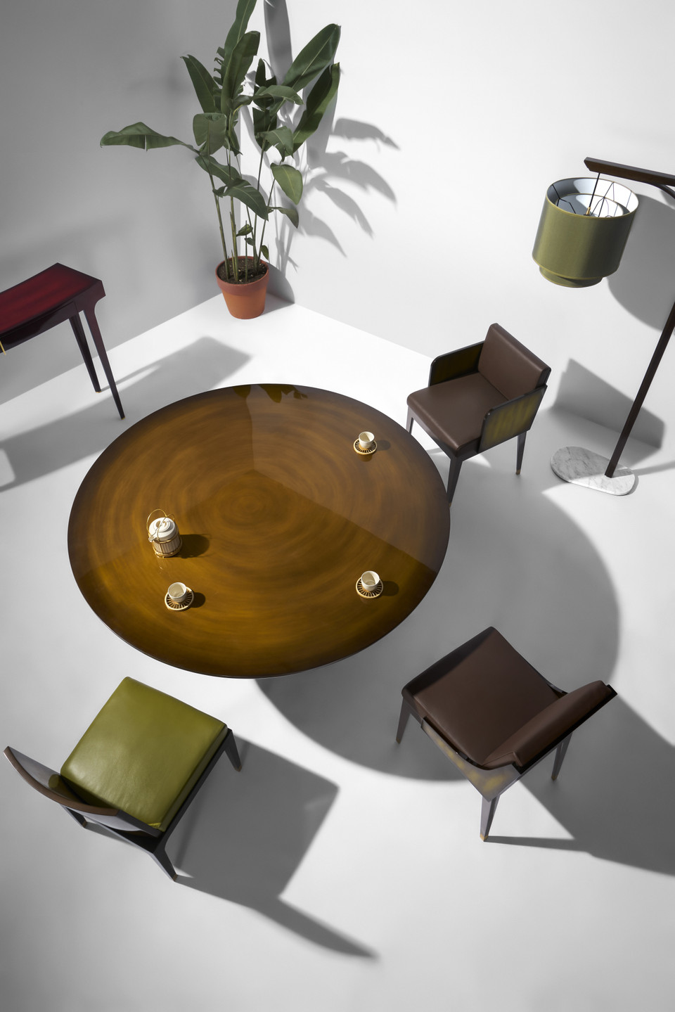 Ở một tác phẩm khác, hiệu ứng nhuộm màu để lộ vân gỗ trên mảng rộng khiến sản phẩm vừa quen vừa lạ, hiện đại nhưng vẫn lấp lánh vẻ đẹp truyền thống. (Ảnh: Vietnam+)