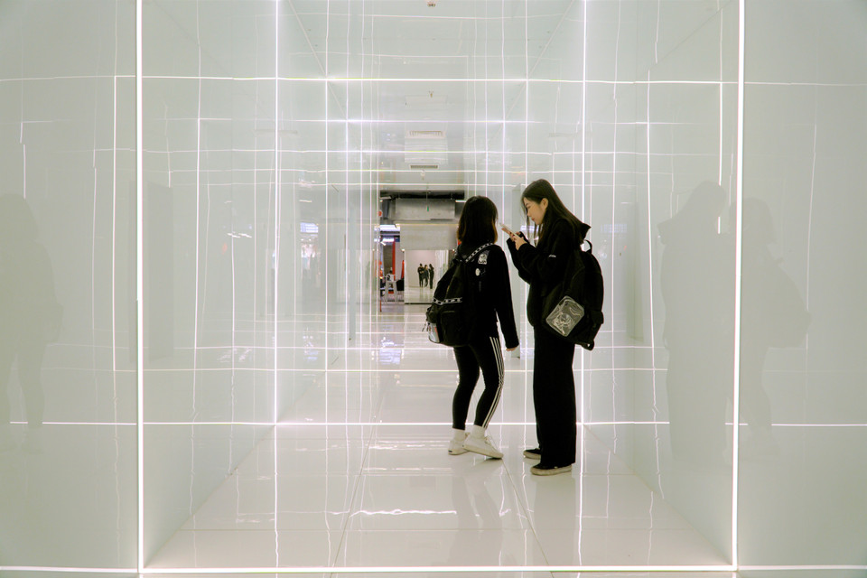 Khi đến với địa chỉ này, các bạn trẻ không chỉ sắm được cho mình những bộ cánh thời trang, phụ kiện thật phong cách, mà còn có thể chụp ảnh "sống ảo" thả phanh trong không gian được thiết kế rất đặc sắc, độc đáo. (Ảnh: Minh Hiếu/Vietnam+).