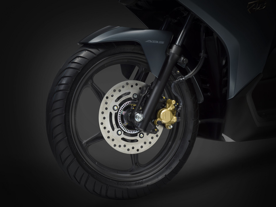 Điểm đáng giá nhất ở phiên bản Honda Airblade 2020 150cc là hệ thống phanh ABS (Anti-Lock Braking System). ABS hoạt động hiệu quả khi người lái bóp phanh trước, giúp ổn định tư thế của xe bằng cách chống khóa cứng bánh xe, đặc biệt trong điều kiện đường trơn ướt hay gồ ghề. (Ảnh nguồn: Honda)