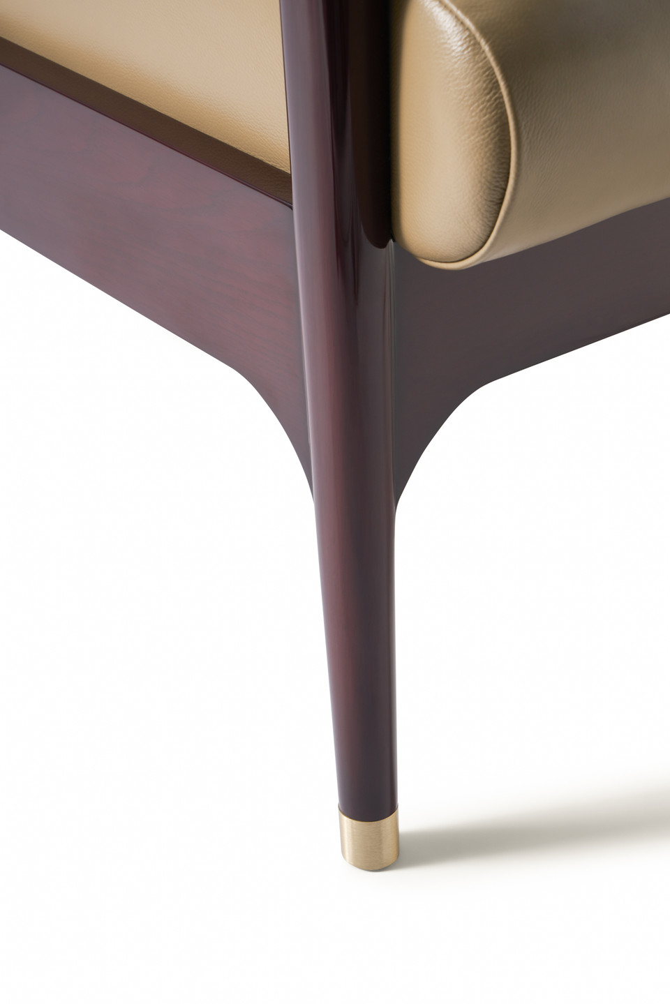 Bí quyết thủ công tinh xảo nhằm phát huy tối đa những đường nét thanh mảnh trong thiết kế. Đằng sau sự dịu dàng, tinh tế chính là những tay nghề bậc thầy để đảm bảo cùng lúc tính thẩm mỹ và độ vững chắc của sản phẩm. (Ảnh: Vietnam+)