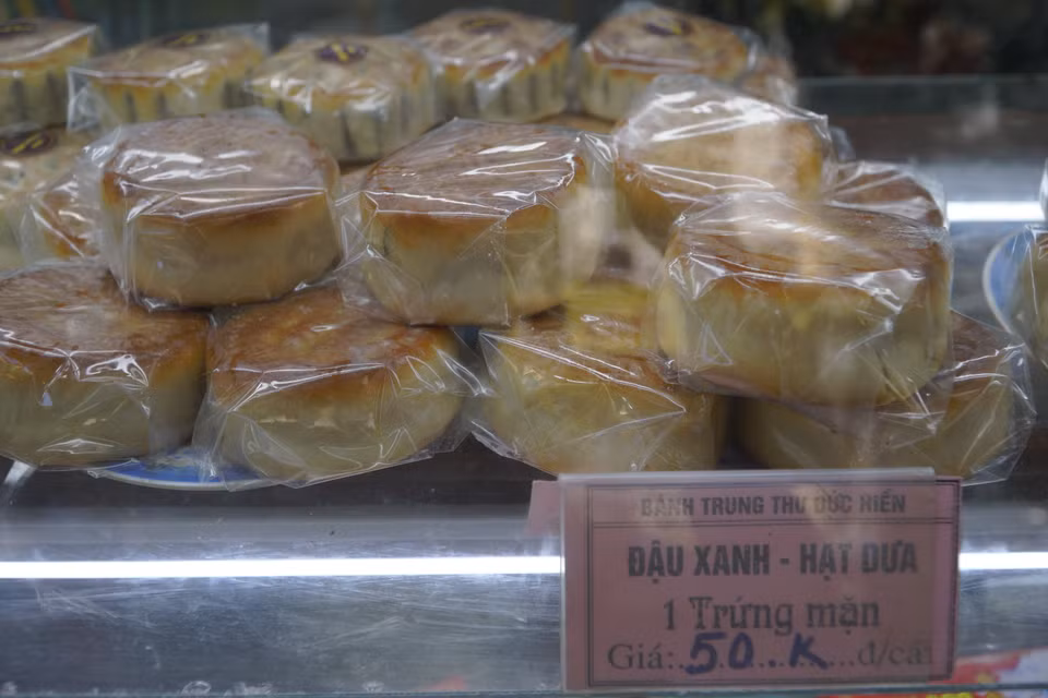 Năm nay giá bánh Trung Thu của các cửa hàng tại đây hầu như không tăng, dao động Từ 50-75.000 đồng/chiếc. (Ảnh: Minh Hiếu/Vietnam+)