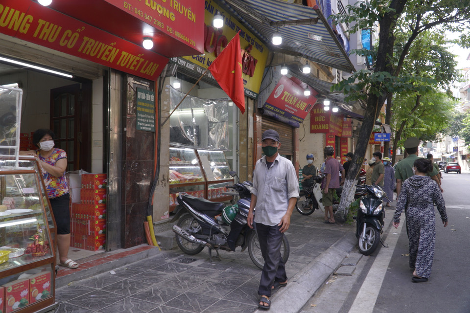 Thuỵ Khuê là một trong những vùng xanh được Thành phố Hà Nội nới lỏng giãn cách, do đó một số cửa hàng thiết yếu được hoạt động trở lại, trong đó có cửa hàng bán bánh Trung Thu. (Ảnh: Minh Hiếu/Vietnam+)