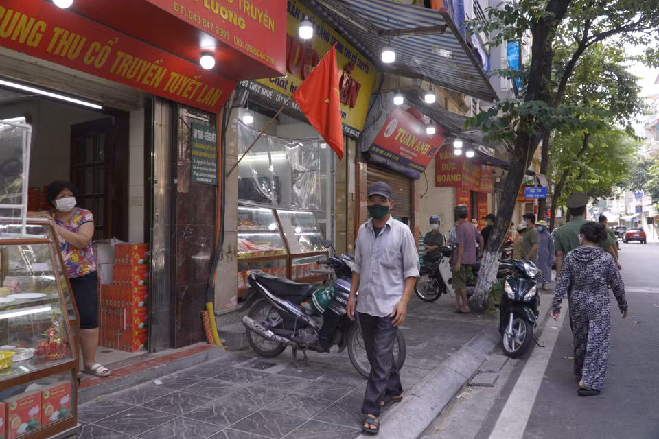 Thuỵ Khuê là một trong những vùng xanh được Thành phố Hà Nội nới lỏng giãn cách, do đó một số cửa hàng thiết yếu được hoạt động trở lại, trong đó có cửa hàng bán bánh Trung Thu. (Ảnh: Minh Hiếu/Vietnam+)