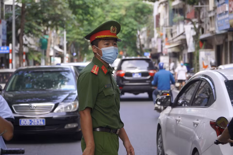 Lực lượng chức năng phân luồng giao thông. (Ảnh: Minh Hiếu/Vietnam+)