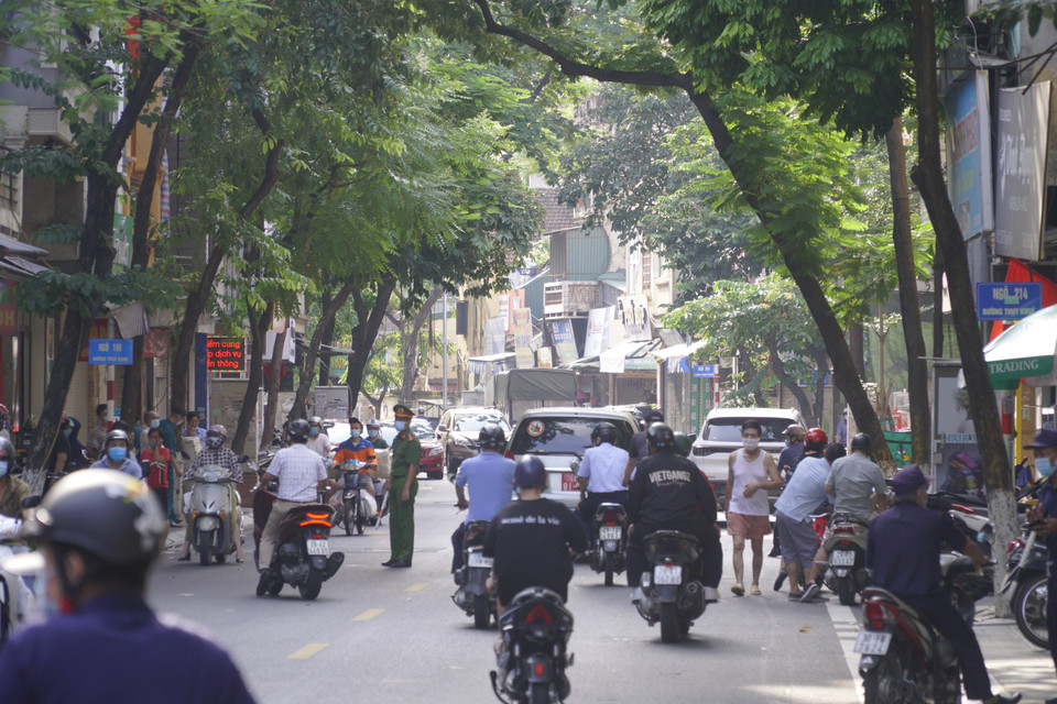 Nắm bắt được tình hình, lực lượng chức năng phường Thuỵ Khuê đã ngay lập tức có mặt để chấn chỉnh trật tự, nhắc các hàng quán phải đóng cửa để tránh tình trạng người dân tụ tập. (Ảnh: Minh Hiếu/Vietnam+)