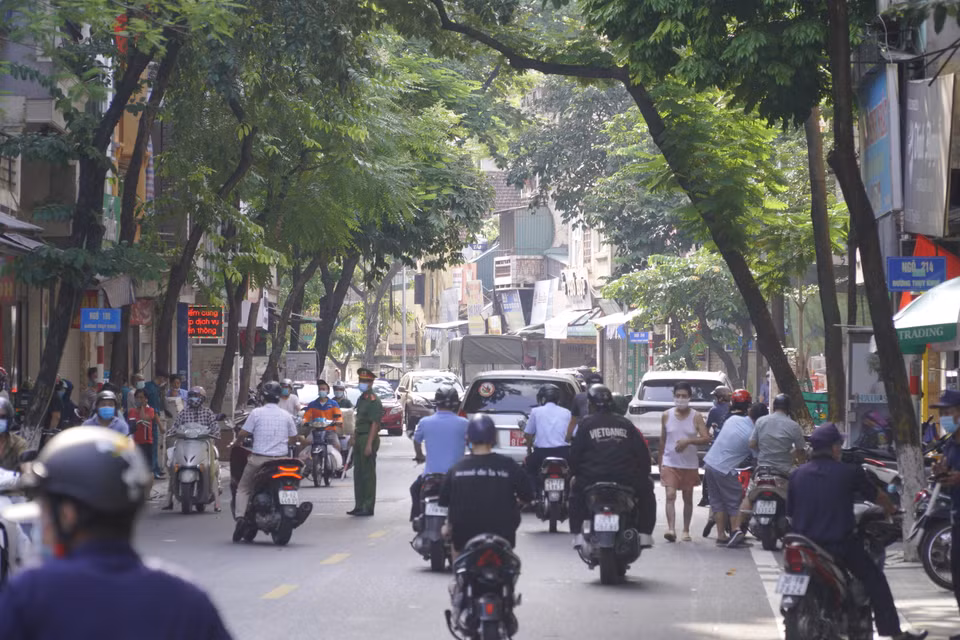 Nắm bắt được tình hình, lực lượng chức năng phường Thuỵ Khuê đã ngay lập tức có mặt để chấn chỉnh trật tự, nhắc các hàng quán phải đóng cửa để tránh tình trạng người dân tụ tập. (Ảnh: Minh Hiếu/Vietnam+)