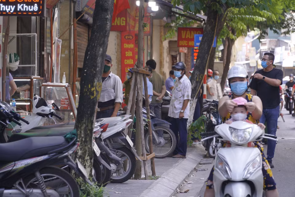 Nhiều người dân đỗ xe xuống vỉa hè lòng đường. (Ảnh: Minh Hiếu/Vietnam+)