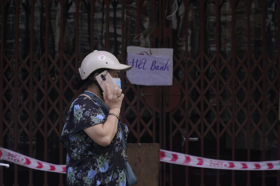 Nhiều người dân đến tìm mua bánh tại cửa hàng Bảo Phương đã phải ngậm ngùi ra về vì quán đã đóng cửa. (Ảnh: Minh Hiếu/Vietnam+)