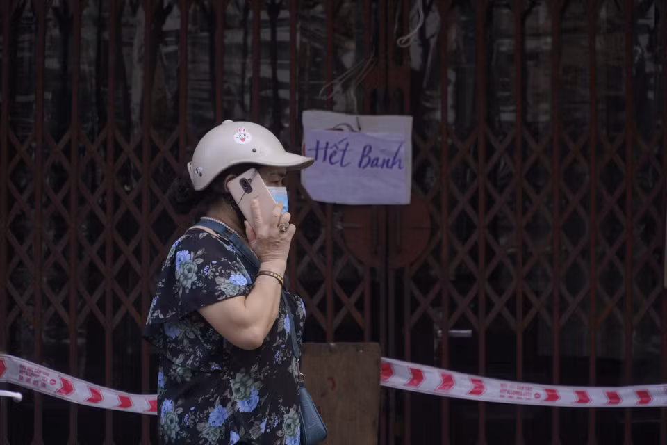 Nhiều người dân đến tìm mua bánh tại cửa hàng Bảo Phương đã phải ngậm ngùi ra về vì quán đã đóng cửa. (Ảnh: Minh Hiếu/Vietnam+)