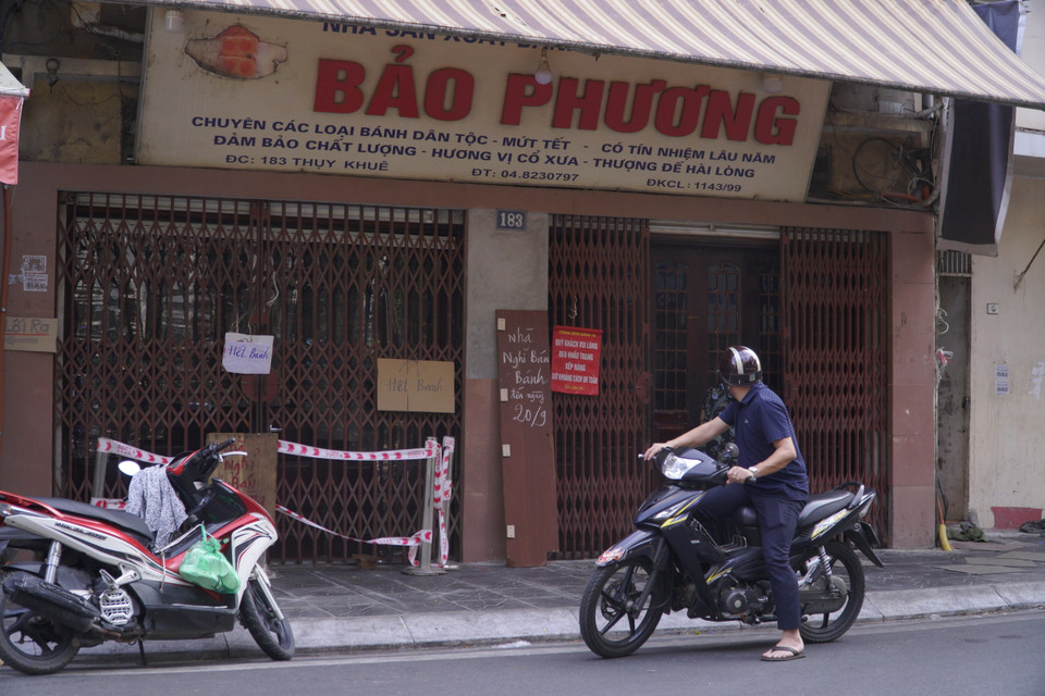  Trước đó, liên quan đến tình trạng khách xếp hàng tấp nập mua bánh trung thu trên đường Thụy Khuê, không đảm bảo giãn cách diễn ra tại cơ sở 1 tiệm bánh Bảo Phương, Chủ tịch UBND quận Tây Hồ cho biết đã chỉ đạo UBND phường Thụy Khuê phối hợp với lực lượng công an kiểm tra, xử lý. Hiện phường Thụy Khuê đã yêu cầu cửa hàng bánh trung thu Bảo Phương đóng cửa cả 2 cơ sở. (Ảnh: Minh Hiếu/Vietnam+)