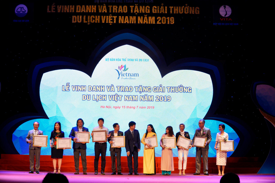 Các đơn vị doanh nghiệp có cống hiến cho nền Du lịch Việt Nam đều được vinh danh và trao tặng. (Ảnh: Minh Hiếu/Vietnam+)