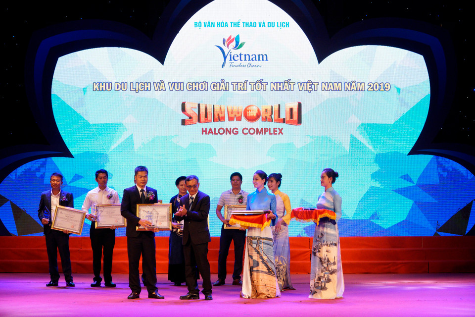 Ban tổ chức trao giải cho đơn vị Sunworld Halong Complex với danh vị là một trong những khu du lịch và vui chơi giải trí tốt nhất Việt Nam. (Ảnh: Minh Hiếu/Vietnam+)