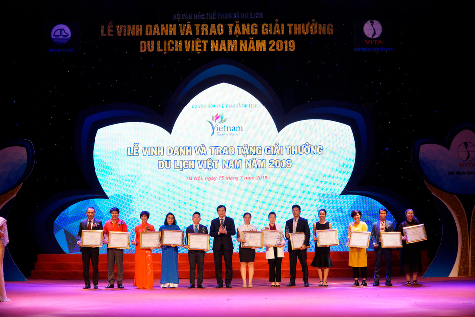 Lễ vinh danh doanh nghiệp hàng đầu và trao tặng Giải thưởng du lịch Việt Nam 2019 nhằm lựa chọn, tôn vinh các tổ chức, doanh nghiệp và cá nhân có đóng góp tích cực cho sự phát triển du lịch Việt Nam. (Ảnh: Minh Hiếu/Vietnam+)