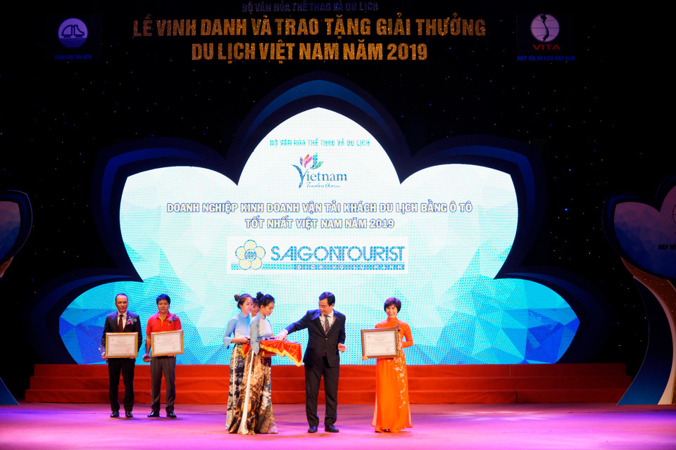 Đơn vị Saigontourist được vinh danh là một trong những doanh nghiệp kinh doanh vận tải khách du lịch bằng ôtô tốt nhất Việt Nam năm 2019. (Ảnh: Minh Hiếu/Vietnam+)