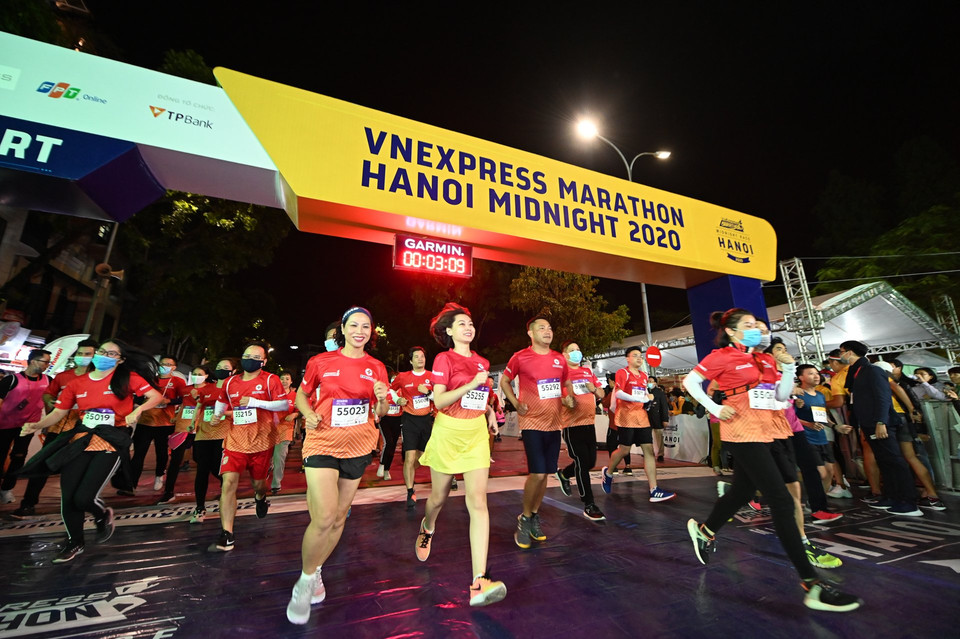 Đêm qua (28/11) và rạng sáng nay (29/11), hàng nghìn vận động viên đã quy tụ về quảng trường Đông Kinh Nghĩa Thục để tham gia giải chạy VnExpress Marathon Hanoi Midnight 2020. (Ảnh: PV/Vietnam+)