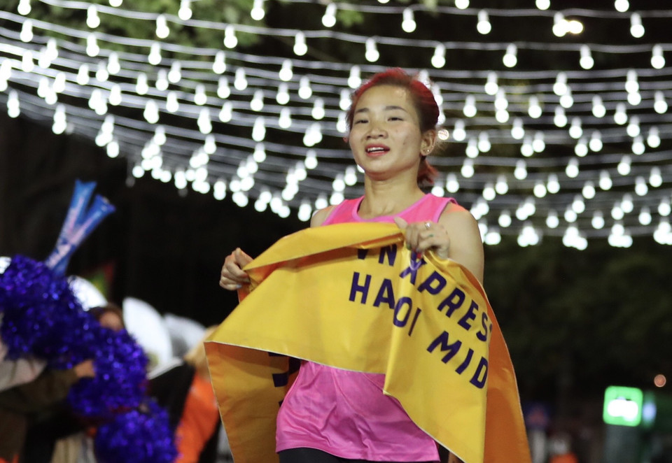 Sau một đêm tranh tài băng qua nhiều con phố đẹp tại Hà thành, vận động viên Nguyễn Thị Oanh vô địch ở cự ly sở trường 21km dành cho nữ. (Ảnh: PV/Vietnam+)