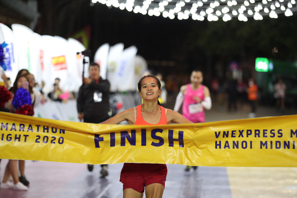 Trong khi đó, vận động viên nổi tiếng Phạm Thị Hồng Lệ ở bộ môn chạy marathon cũng đã vô địch cự ly 42km dành cho nữ. Trước đó, Hồng Lệ từng hai lần về đích đầu tiên ở cự ly cự ly này tại VnExpress Marathon tại Quy Nhơn năm 2019, 2020. (Ảnh: PV/Vietnam+)