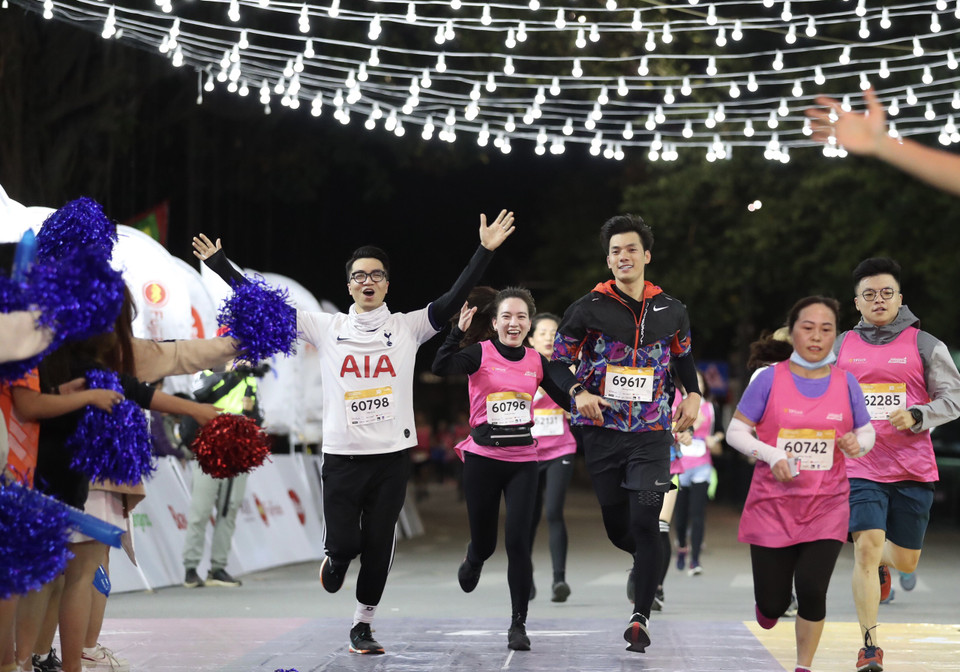 Diễn viên điển trai Nhan Phúc Vinh cũng tham dự cự ly 10km của giải chạy đêm này. Nam diễn viên vô cùng hào hứng tò mò về đường chạy đêm ở Hà Nội nên quyết định tham gia. (Ảnh: PV/Vietnam+)