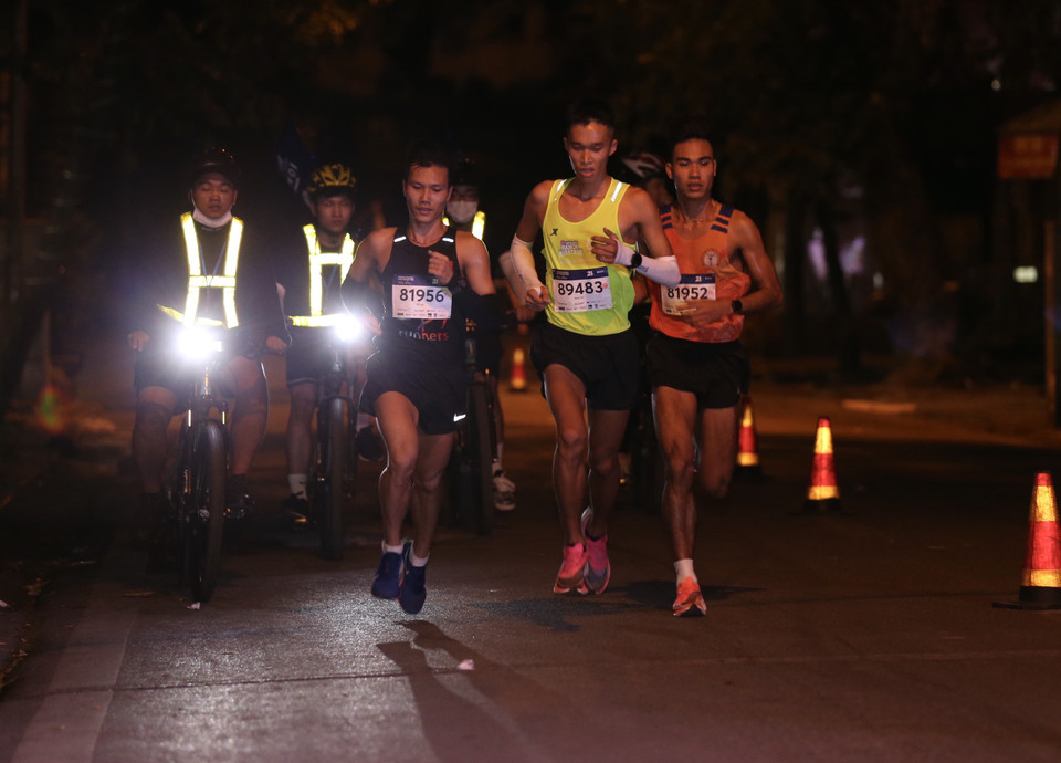 Với thông điệp 'Run to the light,' các vận động viên vừa trải qua một đêm đông Hà Nội với đường chạy đi qua nhiều con phố đẹp như: Cầu Gỗ, Nguyễn Hữu Huân, Lý Thái Tổ, Ngô Quyền, Tràng Tiền, Phan Đình Phùng… (Ảnh: PV/Vietnam+)