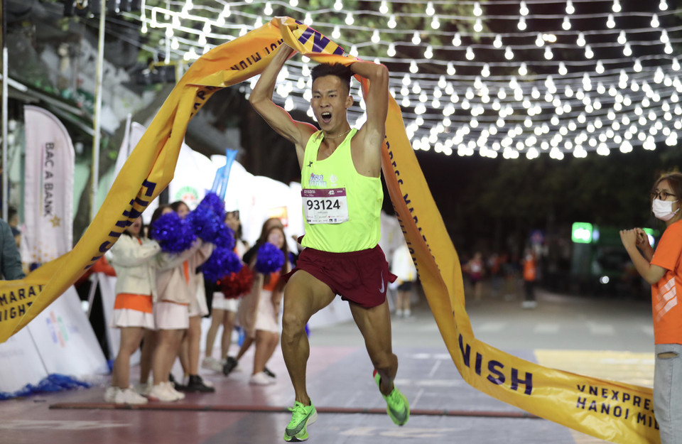 Đáng chú ý, không chỉ các vận động viên chuyên nghiệp tham dự giải chạy đêm quy mô lớn, nhiều gương mặt đáng chú ý khác cũng xuất hiện trên đường chạy của VnExpress Marathon Hanoi Midnight 2020. (Ảnh: PV/Vietnam+)