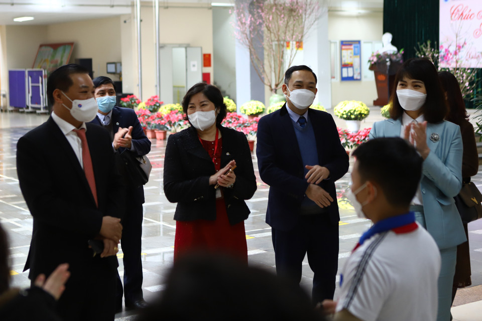Ông Đinh Hồng Phong, Phó bí thư thường trực quận ủy Hoàn Kiếm đến động viên cô và trò nhà trường. (Ảnh: Hoài Nam/Vietnam+)