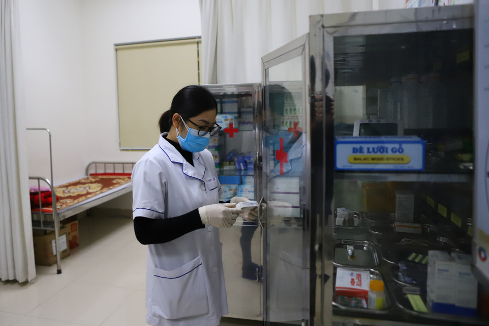 Nhà trường đảm bảo đầy đủ thiết bị tại phòng y tế trong trường hợp phát hiện F0 hoặc F1 trong lớp học. (Ảnh: Hoài Nam/Vietnam+)