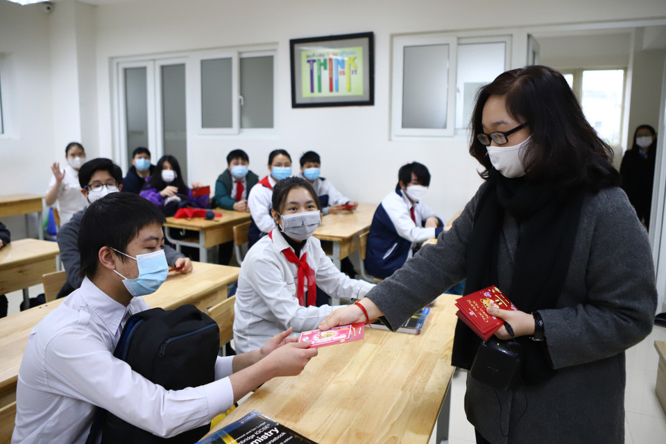 Nhà trường hôm nay tổ chức 43 lớp học với gần 2.000 học sinh, giáo viên chủ nhiệm lì xì may mắn cho học sinh vào buổi đầu đến lớp. (Ảnh: Hoài Nam/Vietnam+)