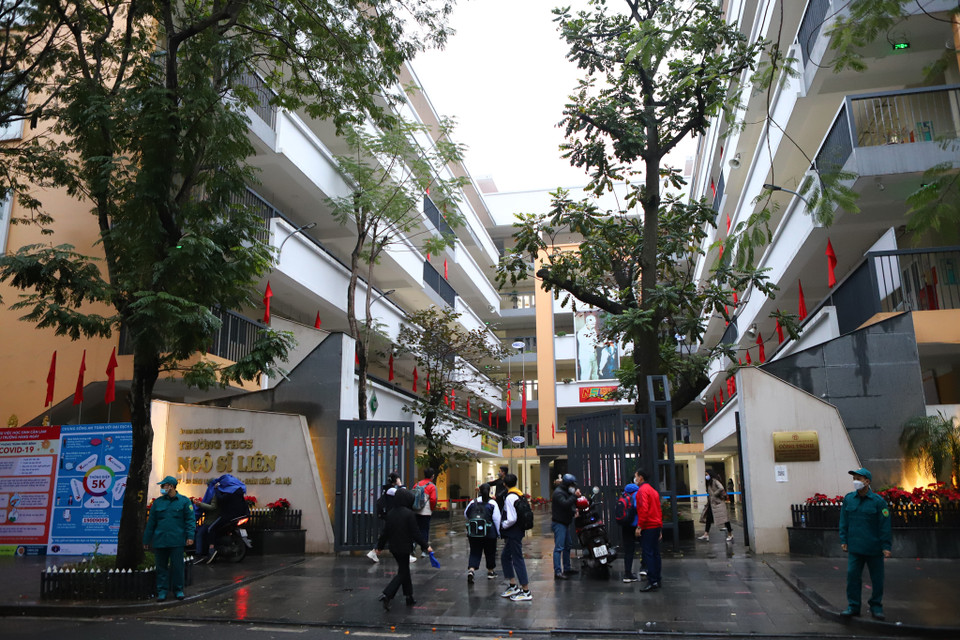 Ngày 8/2, trường Trung hoc cơ cở Ngô Sĩ Liên tổ chức cho học sinh đi học trở lại trực tiếp tại trường sau thời gian dài học trực tuyến. Đúng 7h sáng, trường học đã mở cổng để đón các e học sinh quay trở lại trường học. (Ảnh: Hoài Nam/Vietnam+)