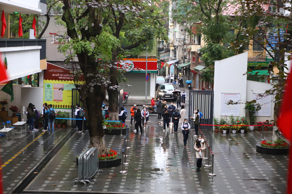 Ngoài ra, nhà trường vẫn thực hiện việc dạy trực tuyến đối với các đối tượng F0, F1, học sinh ở khu cách ly, phong tỏa theo thời khóa biểu phân công. (Ảnh: Hoài Nam/Vietnam+)