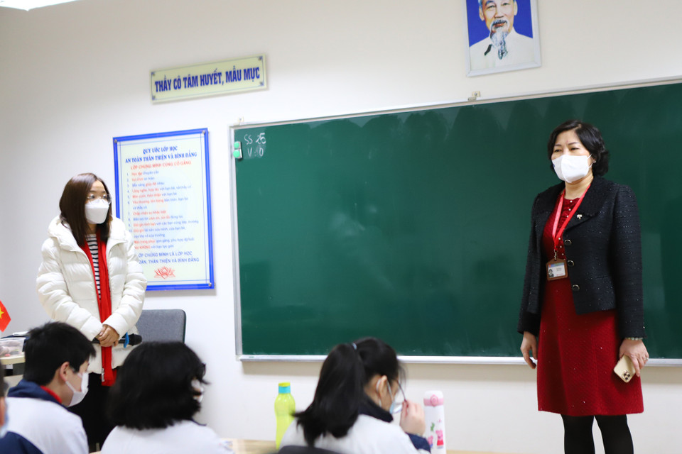 Hiệu trưởng nhà trường, cô Phạm Thu Hà đến các phòng học gửi gắm những lời chúc đầu năm mới tới các bạn học sinh. Cô cho biết:’ Để đảm bảo kiến thức cho học sinh, nhà trường sẽ tiến hành rà soát bằng các bài kiểm tra nhỏ để có phương án bổ sung kiến thức sau một thời gian dài học trực tuyến.’ (Ảnh: Hoài Nam/Vietnam+)