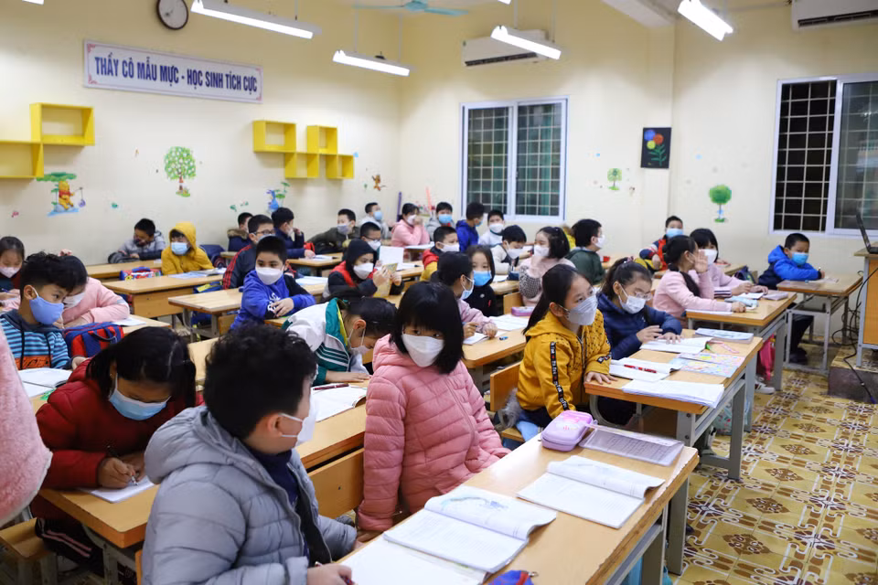 Học sinh phải luôn đeo khẩu trang khi trong tiết học, giáo viên bộ môn cũng phải thường xuyên nhắc nhở với các em tháo khẩu trang trong lớp. (Ảnh: Hoài Nam/ Vietnam+)